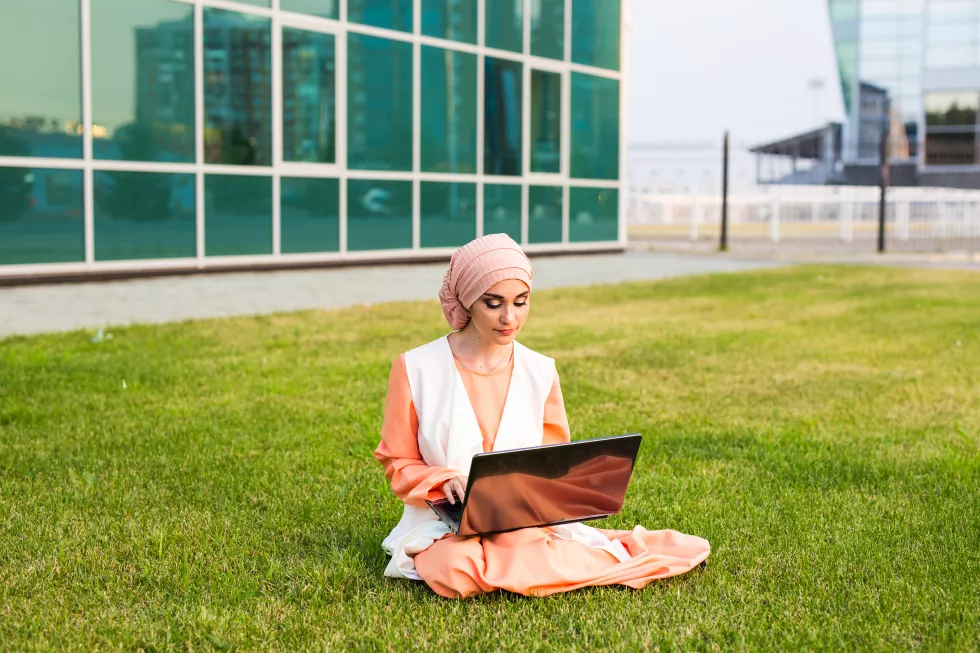 woman-sitting-chair-park