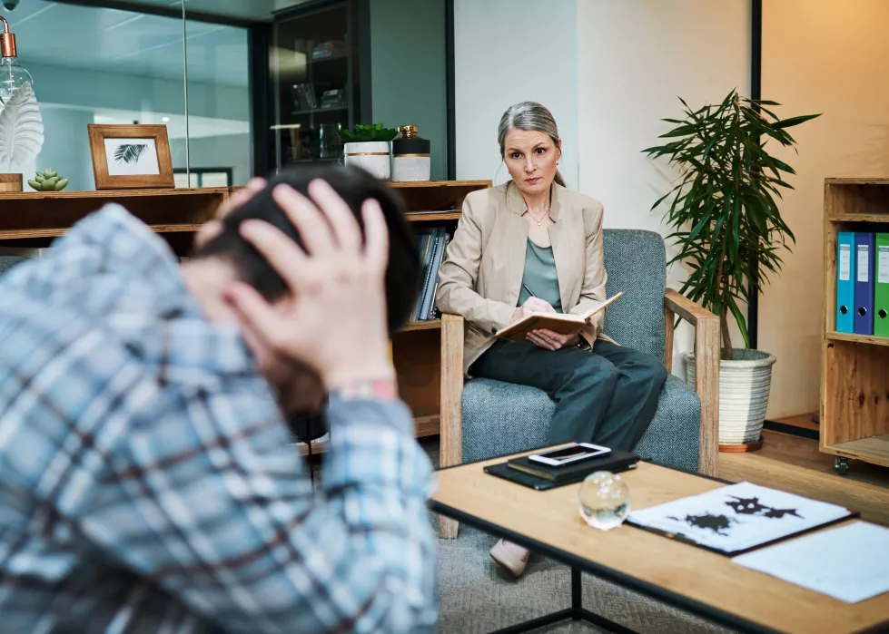 be-service-someone-whos-suffering-shot-young-man-having-therapeutic-session-with-psychologist-looking-upset
