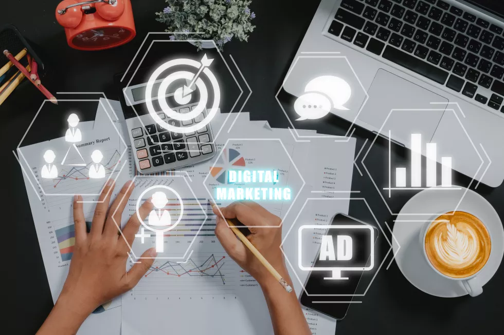 digital-marketing-technology-concept-business-person-using-laptop-computer-with-vr-screen-digital-marketing-icon-internet-online-search-engine-optimisation-seo-video-advertising