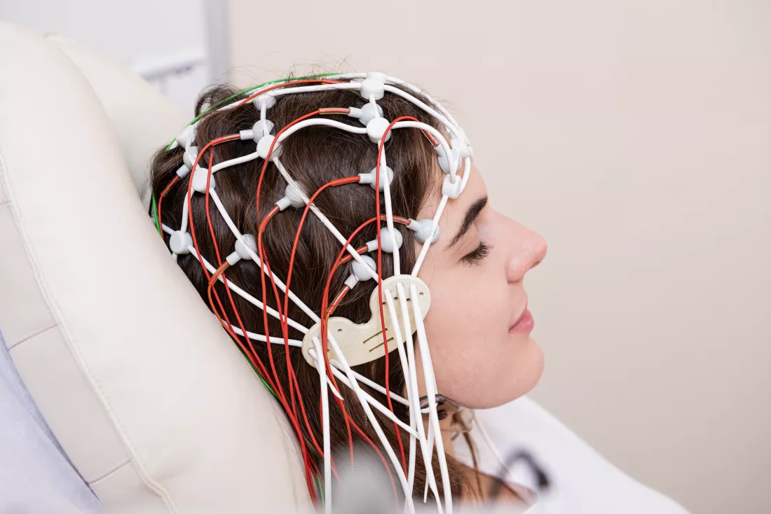 patient-brain-testing-using-encephalography-medical-center