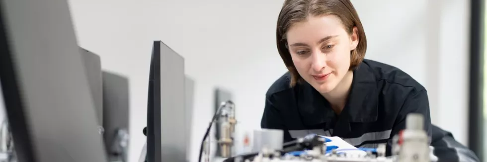 control-electronic-and-information-engineering-mloda-inzynierka-sprawdza-uklad-automatyki-przy-komputerze