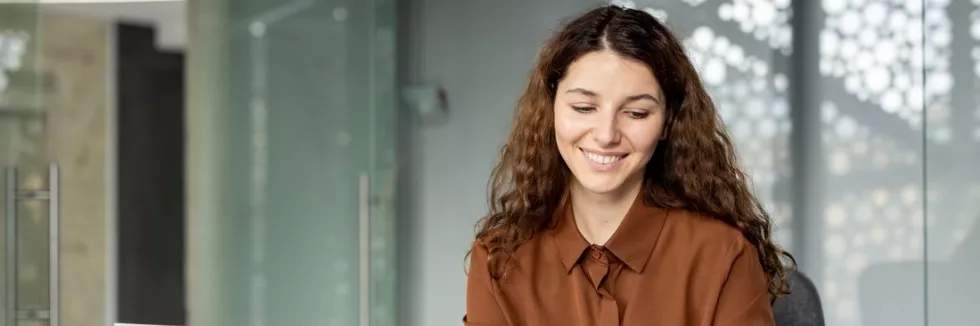 corporate-reporting-and-accounting-acca-track-z-accenture-usmiechnieta-ksiegowa-przeglada-dokumenty-finansowe