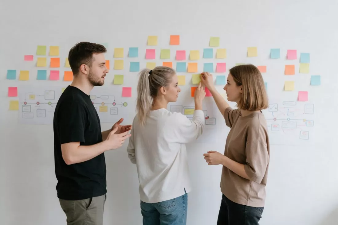 studenci-projektuja-sciezke-uzytkownika-na-karteczkach