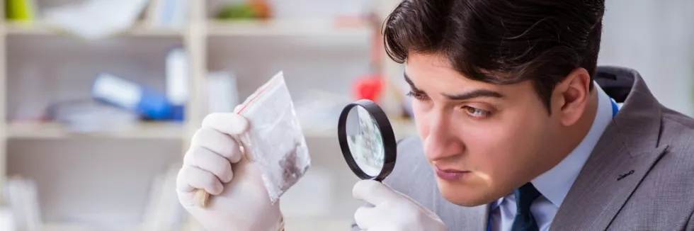 criminology-and-forensic-science-mlody-sledczy-oglada-dowod-przez-lupe