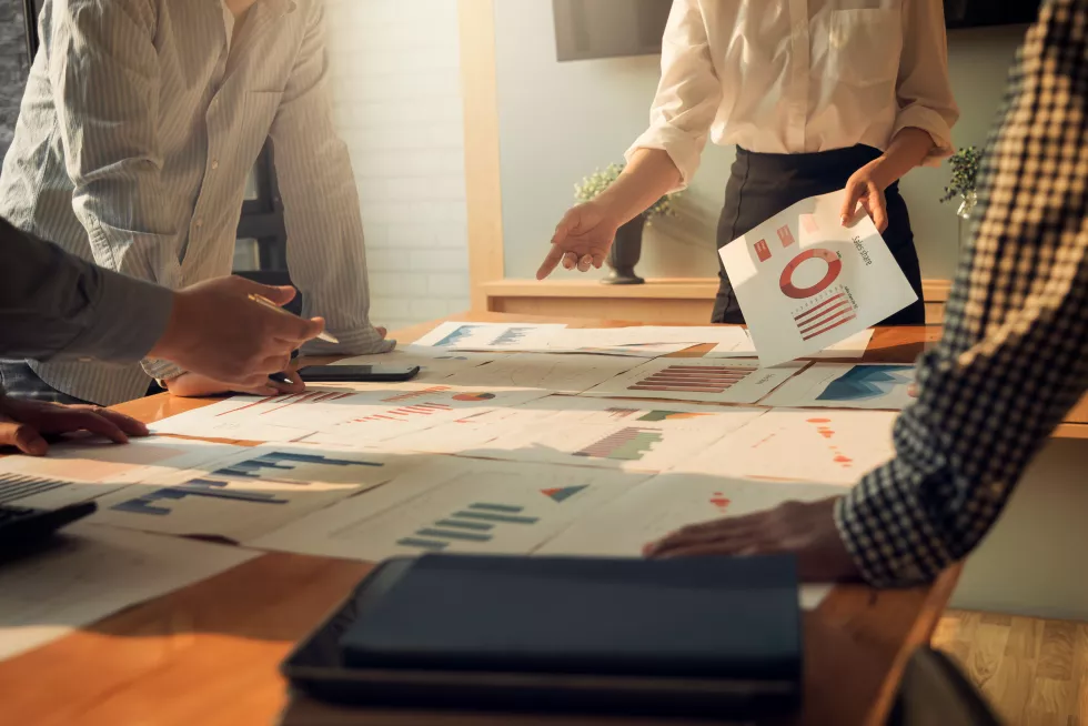 meeting-business-people-group-corporate-discussion-investment-investment-concept-conference-room