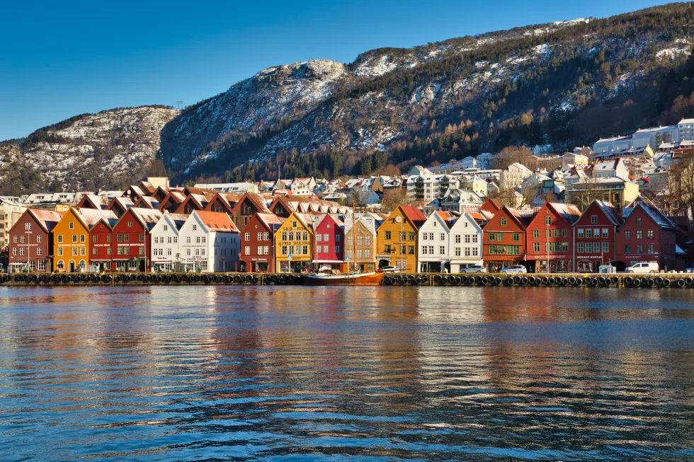 houses-by-lake-mountains-against-sky-town