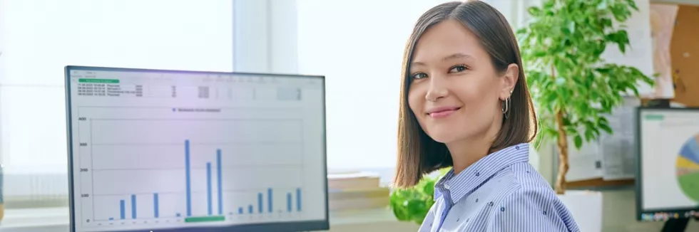 data-analytics-mloda-analityczka-danych-przy-monitorze-z-wykresami
