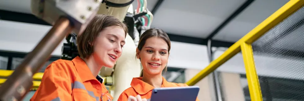 digital-and-sustainable-manufacturing-engineering-mlode-inzynierki-z-tabletem-przy-robocie-przemyslowym