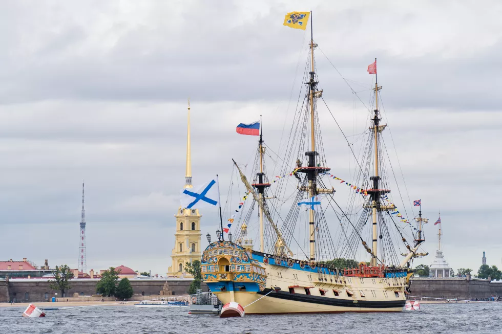 linear-frigate-poltava-neva-river-city-center