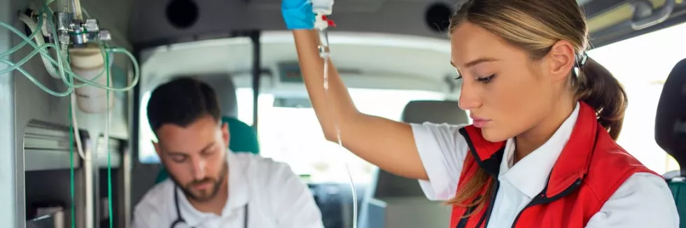 emergency-medical-services-ratownicy-medyczni-udzielaja-pomocy-w-karetce
