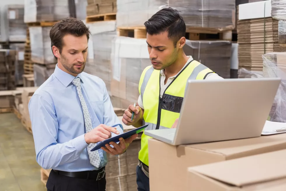 warehouse-worker-manager-working-together