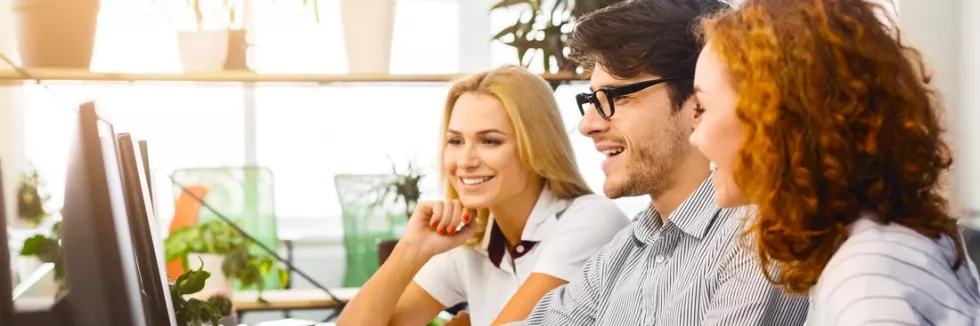 english-in-e-business-mlody-zespol-pracuje-przy-komputerach