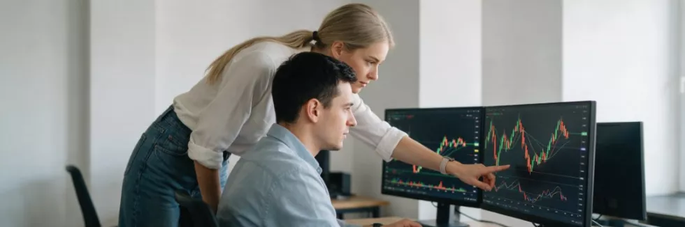 analitycy-finansowi-obserwuja-wykresy-gieldowe-na-monitorach