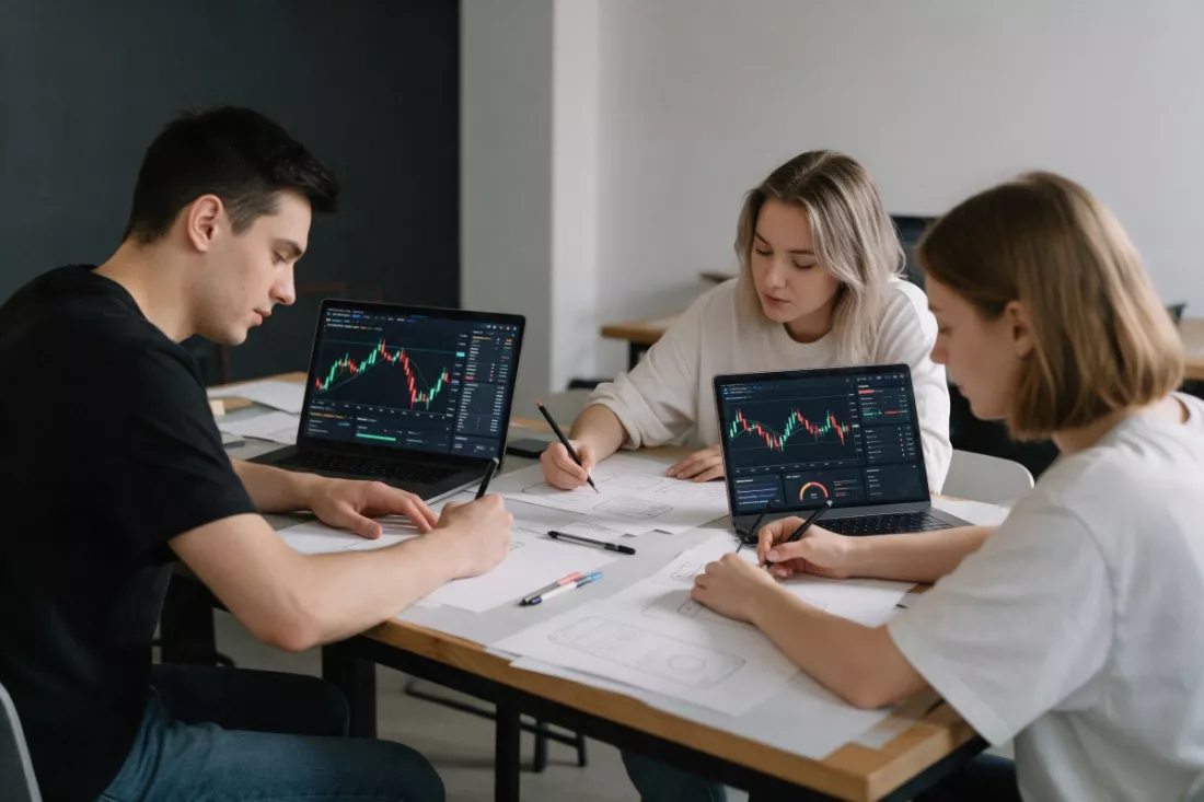 studenci-analizuja-dane-finansowe-przy-laptopach