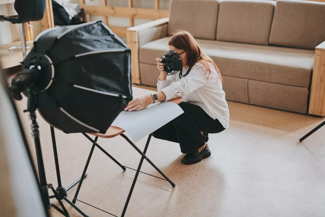 fotografka-robi-zdjecie-kompozycji-w-studiu