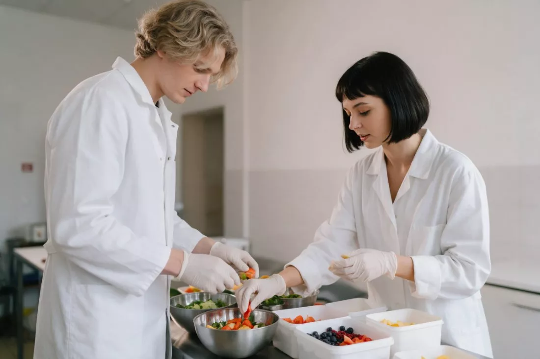 studenci-przygotowuja-probki-owocow-i-warzyw-w-laboratorium