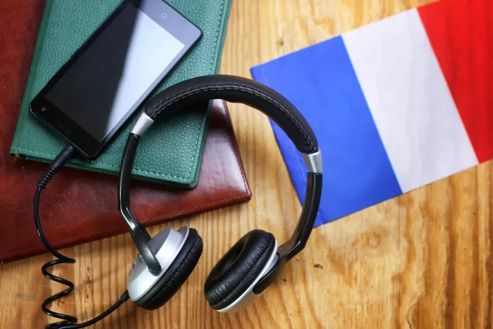 headphones-flag-wooden-background-concept-course-language