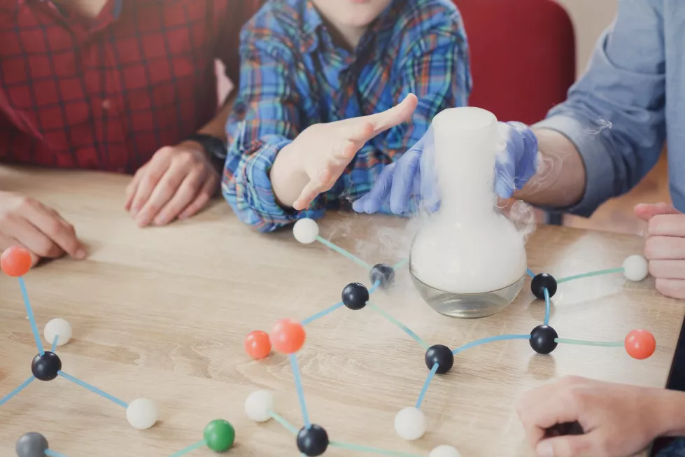 group-kids-with-teacher-doing-chemical-experiment-with-liquid-nitrogen-laboratory-copy-space-early-development-education-diy-innovation-concept-stem-education