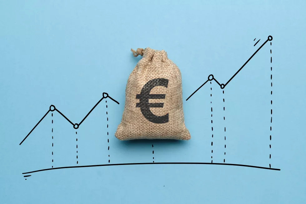 euro-currency-rate-growth-concept-with-growth-graph-bag-money