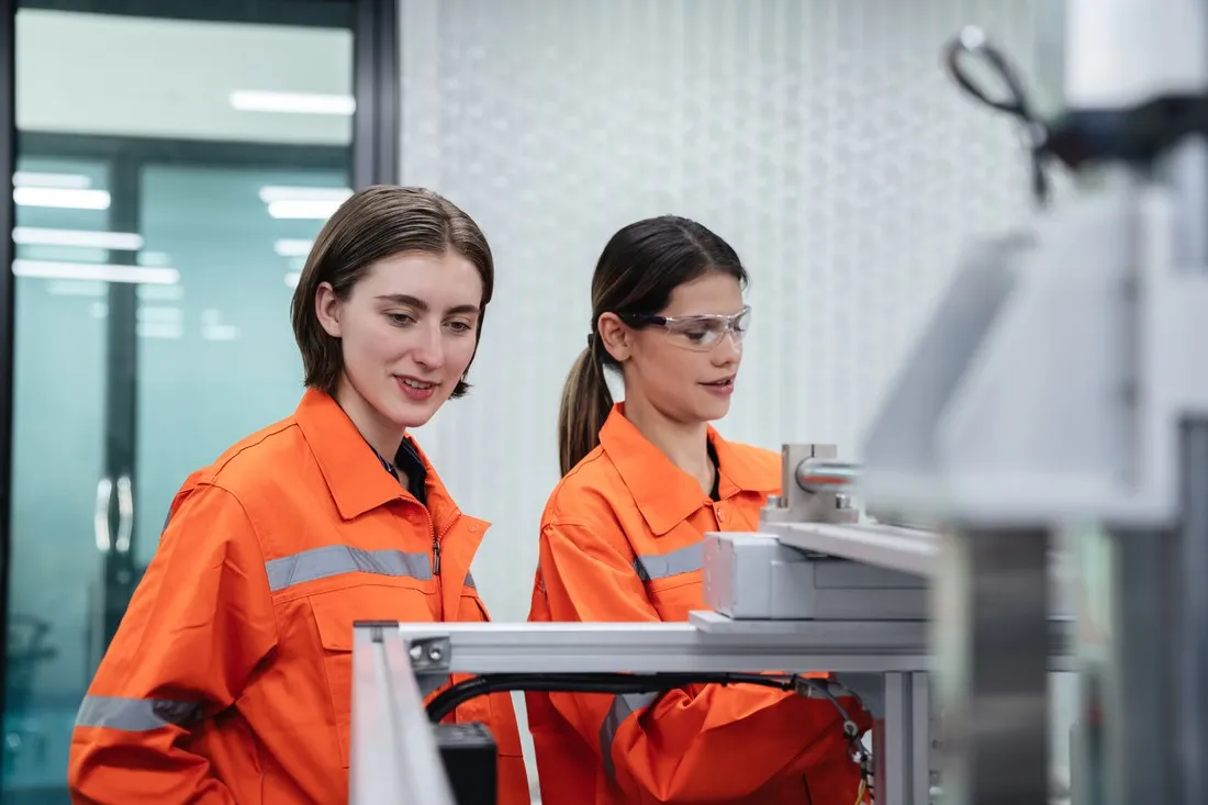 studentki-sprawdzaja-model-linii-automatycznej-w-laboratorium