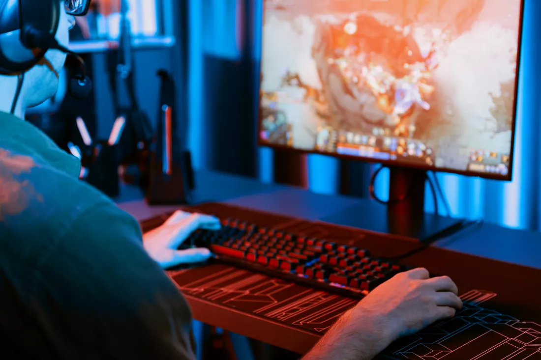 young-gaming-streamer-playing-fighting-moba-wearing-headphone-mic-gusher