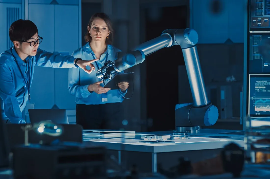 inzynierowie-analizuja-prace-ramienia-robota-w-laboratorium