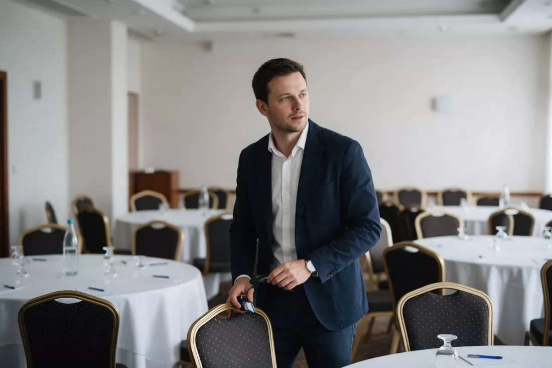 menedzer-sprawdza-przygotowanie-sali-konferencyjnej