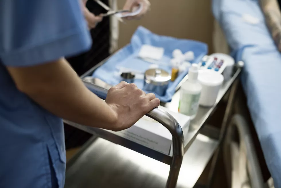 nurse-preparing-medical-equipments