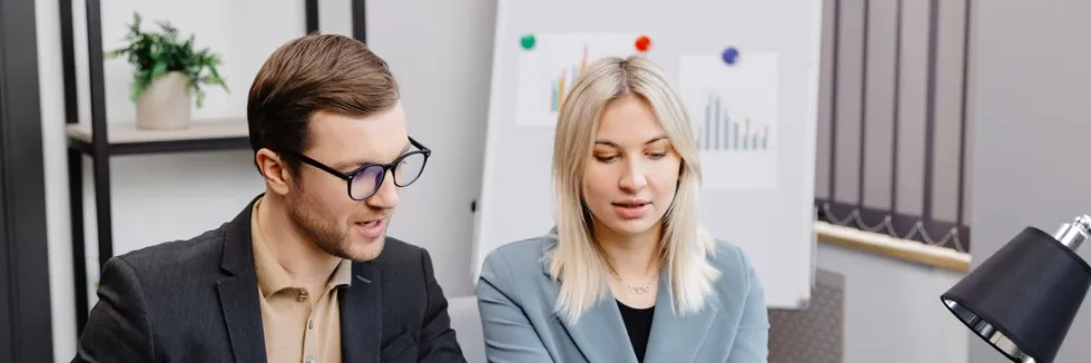 analityczka-i-analityk-sprawdzaja-dane-na-laptopie
