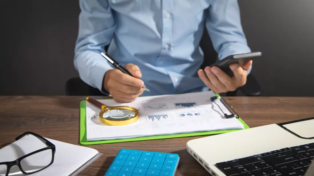 focus-calculator-with-man-using-smartphone
