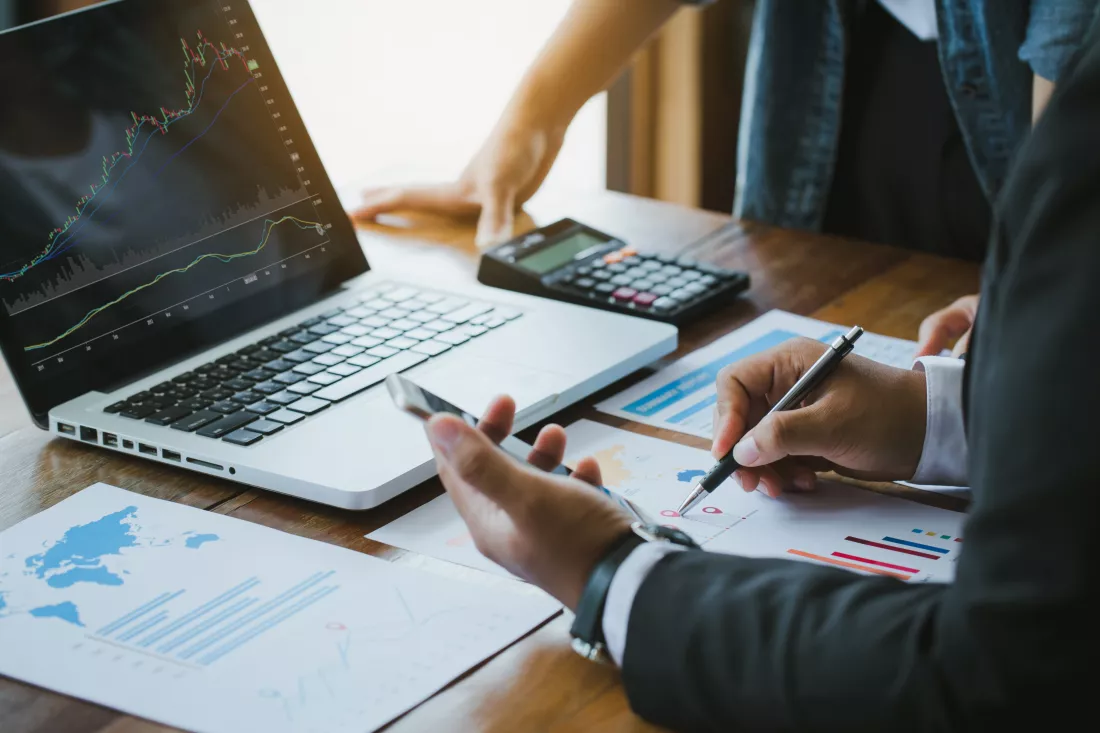 business-people-discussing-charts-graphs-showing-results-successful-teamwork-analyzing-investment-charts-with-laptop