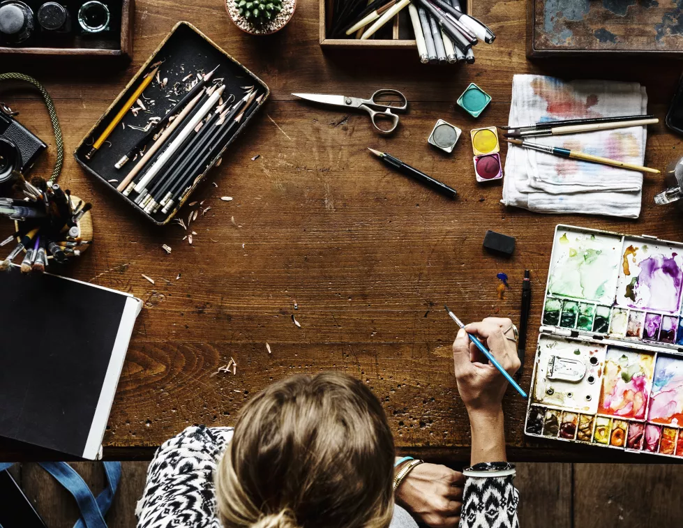 artist-drawing-with-watercolors