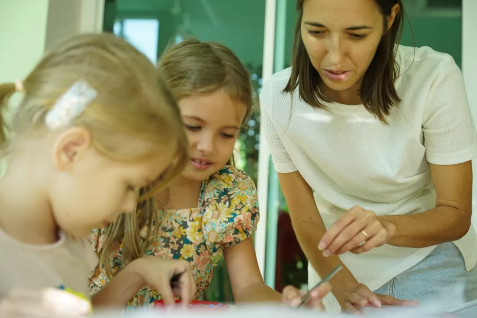 teacher-workshop-teched-two-girls-how-assemble-thermo-mosaic