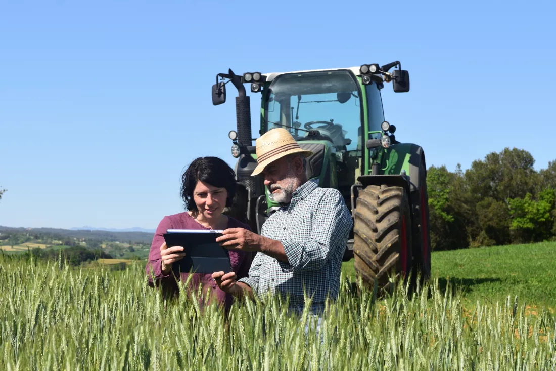 couple-farmers-field-with-digital-tablet(1)