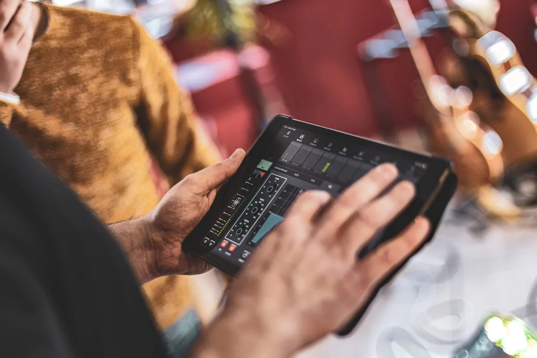 realizator-z-tabletem-na-koncercie-swps