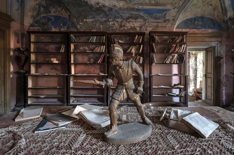 interior-old-abandoned-building(1)