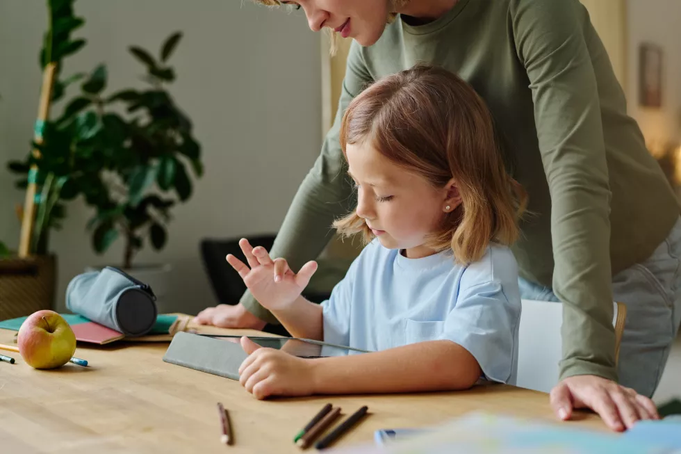 daughter-drawing-via-tablet