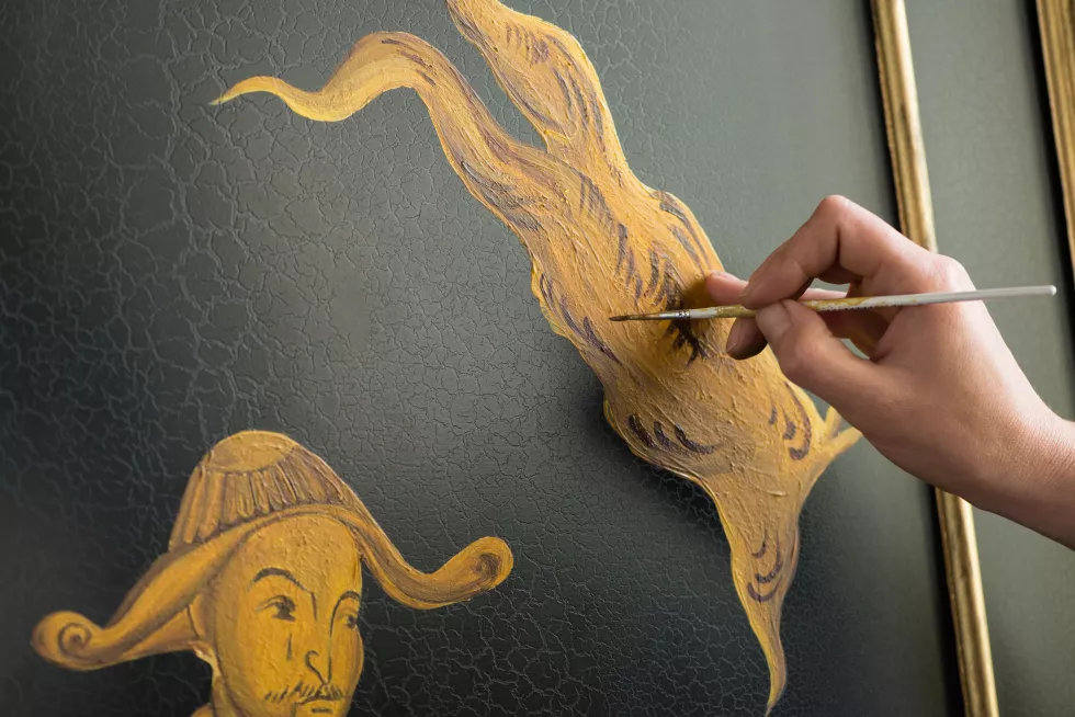 painter-decorator-draws-pattern-with-thin-brush