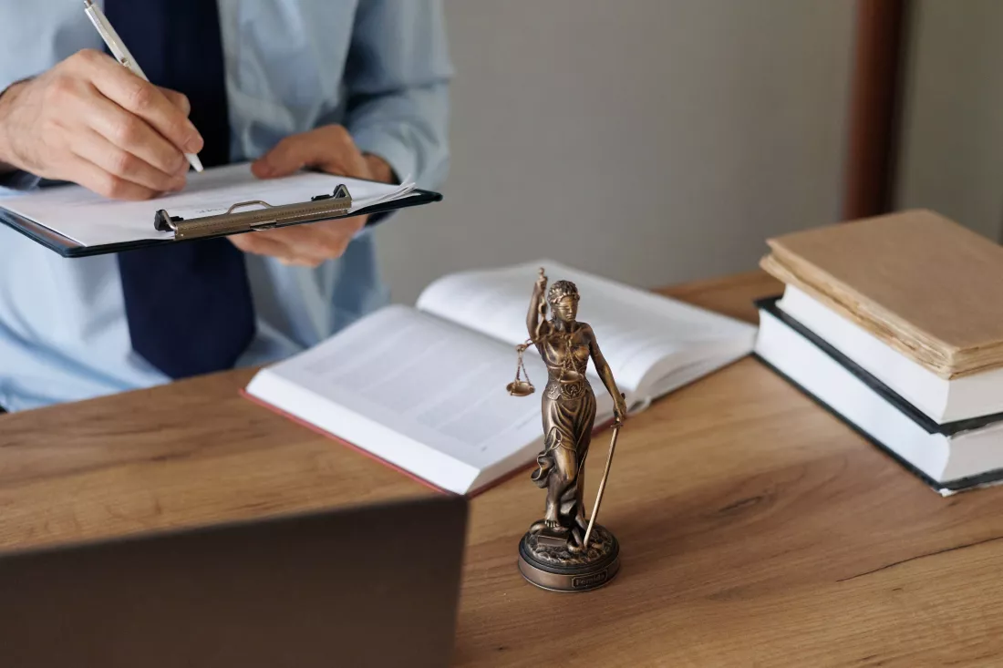 male-lawyer-meeting-with-client-legal-advice-online-resolution-disputes-family