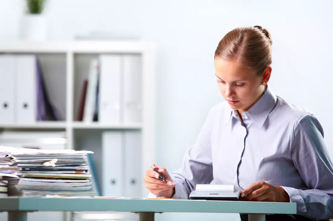 concentrated-businesswoman-with-highlighter