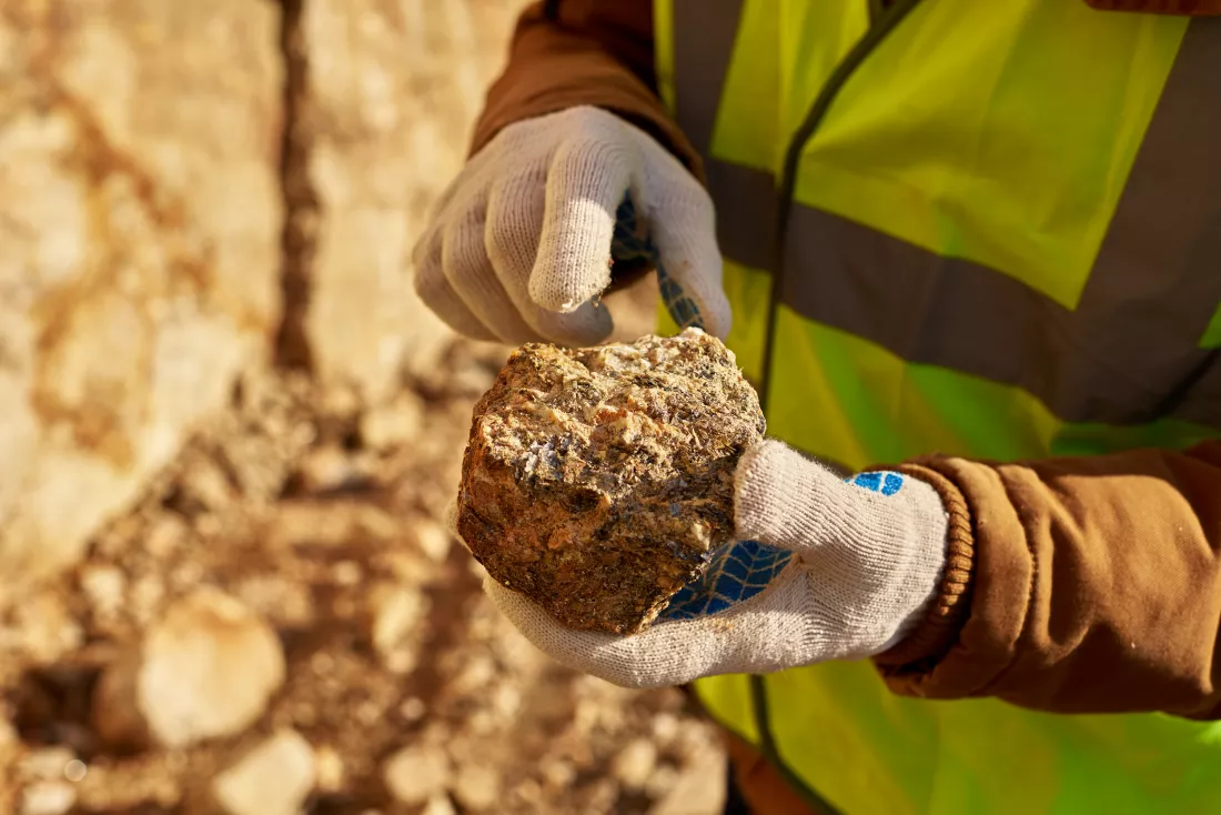 miner-holding-chunk-mineral