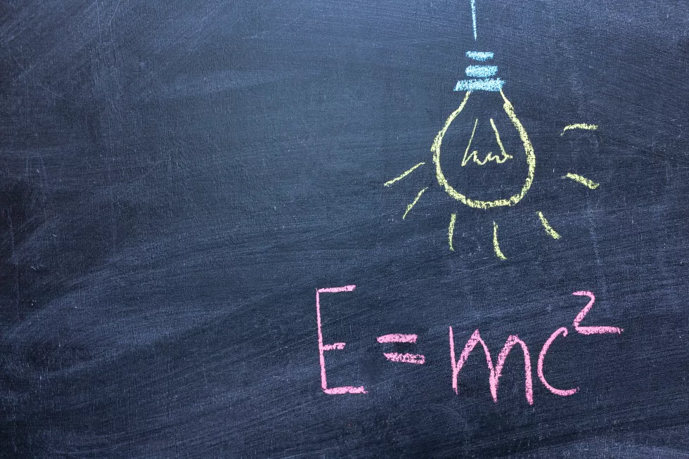 well-known-physical-formula-e-mc2-chalk-board-drawing-light-bulb-concept-sudden-idea