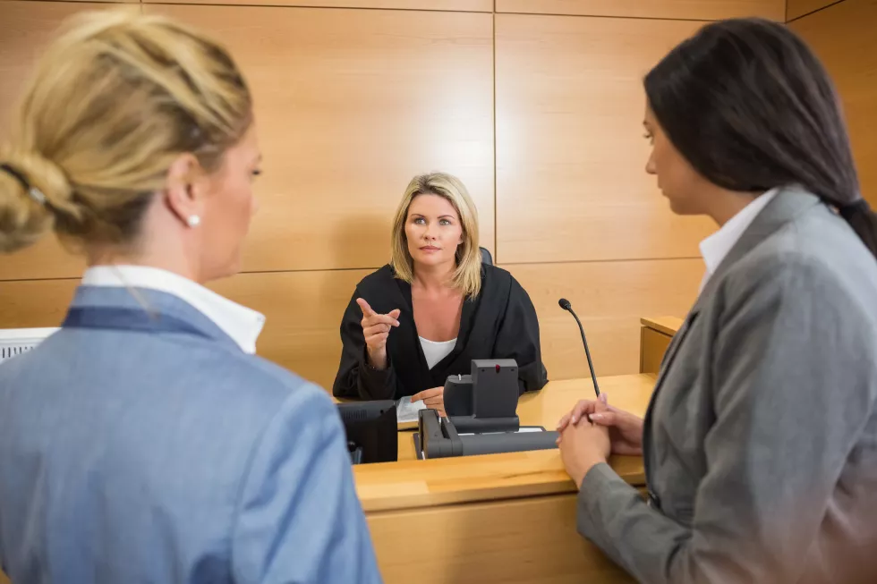 lawyers-speaking-with-judge