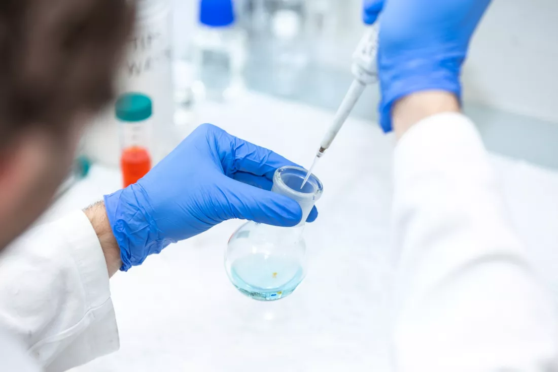 praca-w-laboratorium-diagnostycznym-pipeta-i-probowka