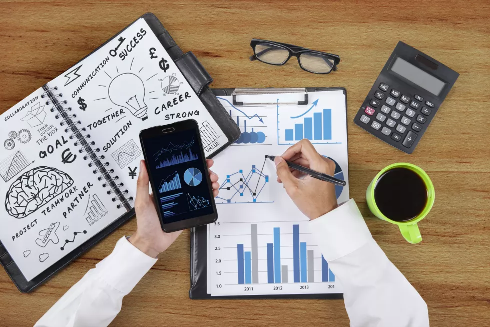 cropped-hands-working-graph-office