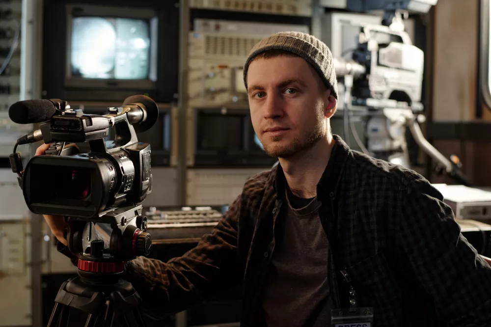 man-preparing-shooting-reportage