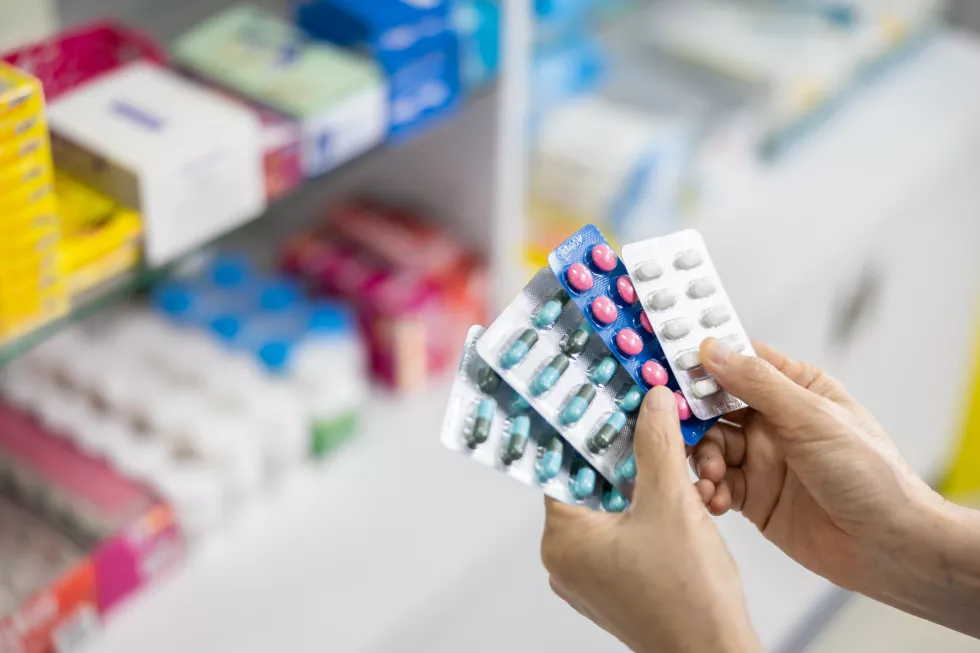 capsule-women-pharmacist-hand