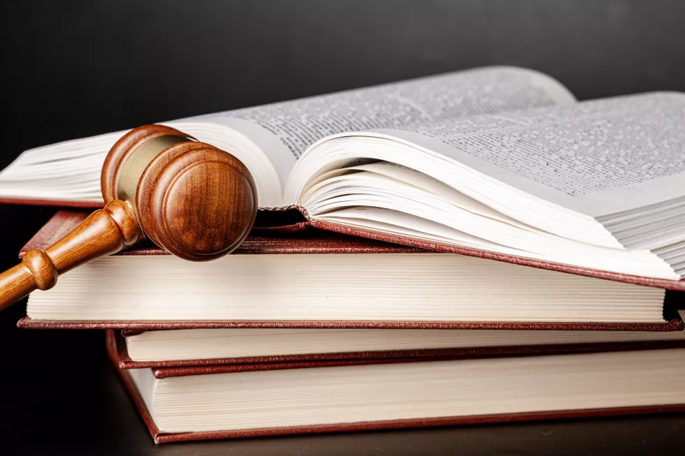 wooden-gavel-juridical-books-close-up