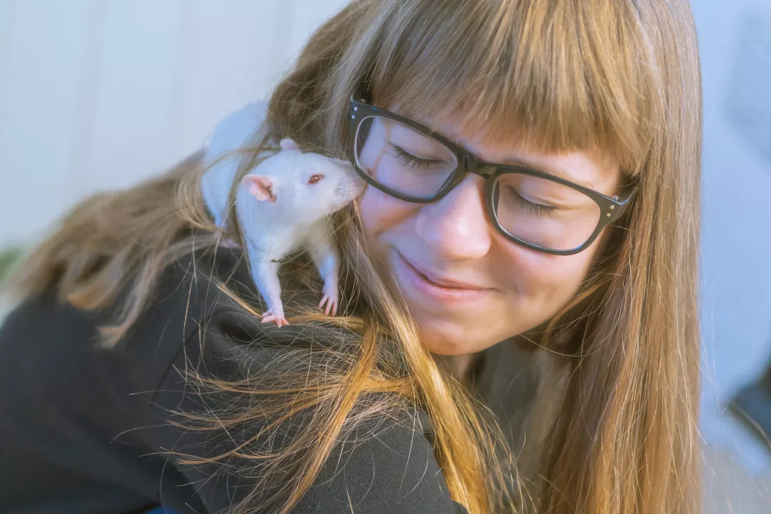 close-up-smiling-girl-with-rat