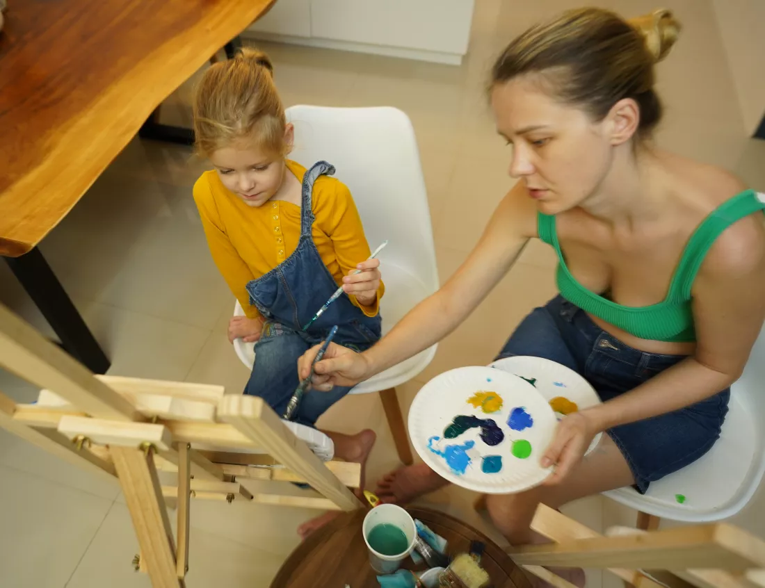 teacher-workshop-teched-two-girls-how-assemble-thermo-mosaic